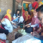 Aktivitas pengrajin batik di Desa Kepulungan yang beranggotakan ibu-ibu PKK.