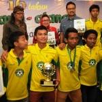 Wagub Syaifullah Yusuf, dan  Istri Menteri BUMN RI Nafsiah Sabri Dahlan, bersama 8 Anak Binaan Sanggar Alang2 yang Mewakili Indonesia Pada SCWC Brazil 2014.foto:nisa/BANGSAONLINE