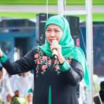 Khofifah Indar Parawansa saat menghadiri pengajian akbar dalam rangka Maulidurrosul dan peresmian Pondok Pesantren Nurul Huda Al Azizah Cahyaning Ati di Puger Kabupaten Jember