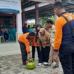 Mahasiswa Unira bersama FRPB dan FPRB saat memberikan edukasi penanggulangan bencana untuk masyarakat di Desa Konang, Kecamatan Galis, Pamekasan. 