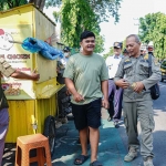 Petugas gabungan saat menemui sejumlah PKL yang berjualan di jalur sepeda. Foto: Ist