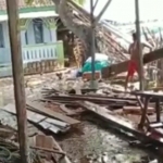 Sejumlah rumah warga di Dusun Pasir Panjang tampak porak-poranda usai diterjang ombak besar.