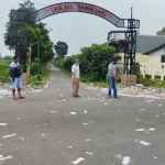 Petugas saat berada di lokasi letusan petasan. foto: ist.