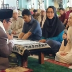 Maria Natalia Kusuma Wijaya (paling kanan pegang mic), Yani (tengah), dan Yohanes Arif Kuncoro (paling kiri) di depan Dr. KH. Ahmad Sujak, Ketua BPP Masjid Nasional Al-Akbar Surabaya, Jumat (21/2/2020). foto: MA/bangsaonline.com