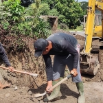 Alat berat diturunkan untuk mempercepat perbaikan jalan yang ambles. (foto: MUJI HARJITA/BANGSAONLINE)