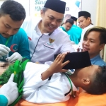 Sejumlah peserta saat menjalani proses khitan. Foto: AAN AMRULLOH/ BANGSAONLINE