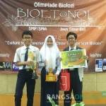 Siswa SMPN 1 Gresik menunjukkan piala juara Olimpiade Sains. foto: SYUHUD/ BANGSAONLINE