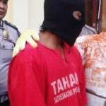 Tersangka pencabulan saat ditahan polisi. (Bahri/BANGSAONLINE)