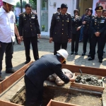 Kapolres Pasuruan AKBP Raydian Kokrosono., S.I.K didampingi Forkompimda saat melakukan peletakan batu pertama pembangunan gedung SPKT & SKCK. 