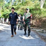 Bupati Trenggalek Mochamad Nur Arifin jajal jalan TMMD di Kecamatan Bendungan, Senin (5/8) didampingi Letkol Inf. Dodik Novianto.