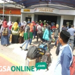 Ribuan santri saat melakukan persiapan di Stasiun Jombang. foto: RONY S/ BANGSAONLINE