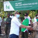 Administratur KKPH Kediri A. Fadjar Agung Susetyo saat menyerahkan bibit kepada perwakilan warga. (foto: ist)