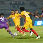 Pemain Persik (kaos kuning) saat laga melawan Persita, Senin (25/7/2022) lalu. Foto: Ist.