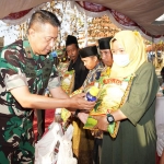 Danrem 084/Bhaskara Jaya Brigjen TNI Terry Tresna Purnama saat memberikan bantuan bibit kacang hijau, pupuk, dan pestisida kepada lima kelompok tani di wilayah Kecamatan Omben.