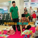 Wakil Ketua IV Baznas Jatim, KH Husnul Khuluq, saat menyapa anak-anak peserta lomba mewarnai. Foto: YUDI ARIANTO/BANGSAONLINE