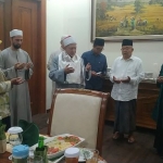 Prof Dr Syaikh Fathi Abdurrahman Hijazi Al Azhari Naqsyabdandy saat berdoa di Ruang VVIP Hayam Wuruk Bandara Internasional Juanda Sidoarjo, Kamis (17/11/2022). Tampak Gubernur Jawa Timur Khofifah Indar Parawansa, Prof Dr KH Asep Saifuddin Chalim, MA,  Syaikh Barqawi, Menaker Ida Fauziah,  dan yang lain mengamini. Foto: MMA/bangsaonline.com)