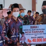 Bupati Pamekasan saat menyerahkan bantuan kepada masyarakat Kecamatan Galis, Kabupaten Pamekasan. 