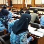 Komisi A DPRD Gresik saat public hearing soal Ranperda tentang penyelenggaraan perlindungan konsumen. foto: syuhud/ BANGSAONLINE