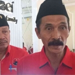 Ketua PDIP Mojokerto H Anwar memberikan keterangan kepada para awak media usai rapat konsolidasi.