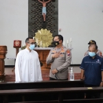 Kapolres Kediri AKBP Agung Setyo Nugroho (dua dari kiri) saat mengunjungi salah satu gereja. foto: ist.