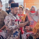 Bupati Gresik Fandi Akhmad Yani membagikan bendera merah putih gratis kepada warga. Foto: SYUHUD/ BANGSAONLINE