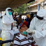 Para pedagang ikan di Pasar Pabean sedang menjalani rapid test dan swab test massal. foto: ist.