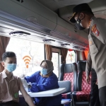 Kapolresta Sidoarjo Kombes Pol. Kusumo Wahyu Bintoro turun langsung memantau jalannya vaksinasi di MTS Bilingual Muslimat NU menggunakan Bus Gerai Vaksin Mobile.