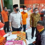 Plt. Wali Kota Pasuruan Raharto Teno Prasetyo, S.T. (pakai kopyah) saat memantau penyaluran BST di Kantor Pos Pasuruan Jalan Alun-Alun Utara Nomor 1 Bangilan.