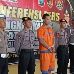 Tersangka saat dihadirkan dalam rilis di Mapolresta Sidoarjo.