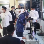 Wabup Bu Min bersama Bupati Gus Yani saat Rukyatul Hilal di Balai Rukyat Bukit Condrodipo, Desa Kembangan, Kecamatan Kebomas.foto: SYUHUD/BANGSAONLINE