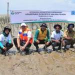 Tim PT PG ketika tanam mangrove. foto: syuhud/ BANGSAONLINE