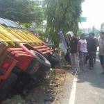 Truk naas terperosok ke selokan setelah menghantam sepeda motor hingga korban meninggal dunia. foto: soewandito/ BANGSAONLINE