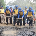 Bupati Madiun ikut serta dalam pengaspalan jalan.