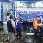 Suasana dapur umum yang didirikan Dinsos Mojokerto lantaran banjir belum juga surut.