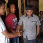 Korban (kiri kaos putih) bersalaman dengan kedua pelaku tanda perdamaian.