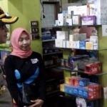 Kapolres Batu saat melakukan sidak di Apotek Sehat dan Kimia Farma, Jumat (6/3).
