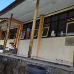 Kondisi salah satu gedung kelas XII SMAN 1 Pronojiwo yang rusak dan butuh perbaikan.