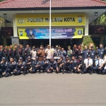 Kapolres Malang Kota AKBP Asfuri, Wawali Kota Malang Sofyan Edi J, dan Kasat Binmas AKP Nunung A, serta pejabat lainnya foto bareng dengan puluhan satpam usai upacara, Kamis (10/1). foto: Iwan Irawan/bangsaonline.com