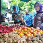 Bupati Jombang, Hj Mundjidah Wahab saat memantau harga di Pasar Legi. foto: AAN AMRULLOH/ BANGSAONLINE