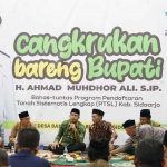 Bupati Sidoarjo, Ahmad Muhdlor Ali,  saat berdialog dengan tokoh masyarakat dan warga. Foto: Ist