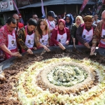 Wali Kota Risma saat bersama undangan, membuka festival dengan mengulek di cobek raksasa. foto: ist