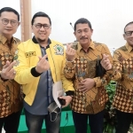 Yuhronur Efendi bersama Ahmad Dolly Kurnia saat penyerahan surat tugas di DPP Golkar.