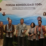 Kepala Bappeda Prov. Jatim, Dr. Ir. Budi Setiawan bersama para narasumber di acara Forum Konsolidasi SDG