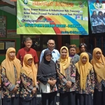 Hartini, Kepala Sekolah TK PGRI 2 Kebonwaris bersama para guru.