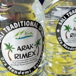 Arak bali yang disita dikemas dalam botol plastik. (foto: ist)