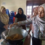 Para peserta pelatihan dari kelompok wanita tani (KWT) di lereng Gunung Kelud saat mempraktekkan membuat pie nanas. Foto: Ist.