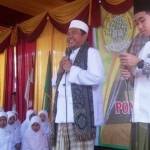 Kiai Taufiq dan anaknya, Rizqi Al-Mubarok yang hafal Alquran 30 juz. (ft:abdurrahman ubaidah/BANGSAONLINE)