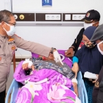 Kapolresta Sidoarjo Kombes Pol Sumardji menjenguk korban curas di RSUD Sidoarjo. Juragan beras ini dirampok di Jabon hingga uang Rp 130 juta yang baru saja diambilnya melayang.