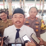 Bupati Ngawi Ony Anwar Harsono saat memberikan keterangan di depan awak media.