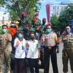 Personel gabungan kembali menyemprotkan cairan disinfektan dan membagikan paket sembako ke masyarakat terdampak Covid-19 di wilayah Kabupaten Sidoarjo.